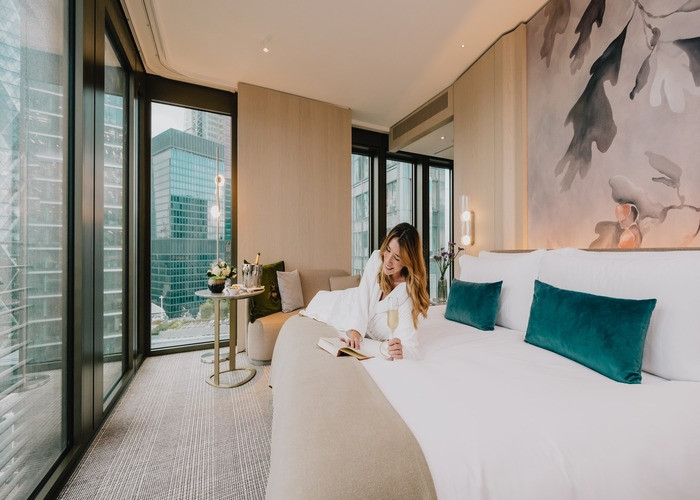 Phòng nghỉ hiện đại với không gian thư giãn tại Pan Pacific London