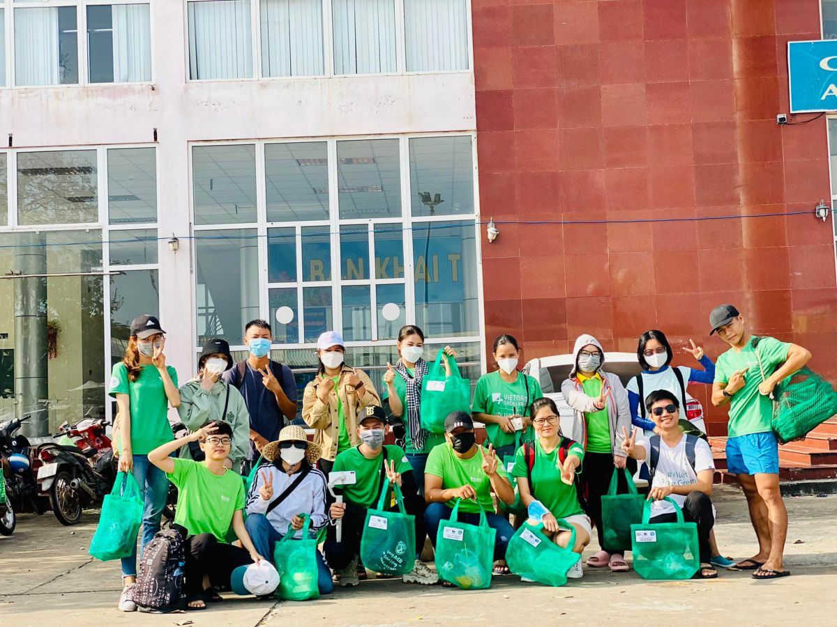 John’s Tours Accompany With Phu Quoc Sach Va Xanh In Cleaning Up Gam Ghi Island Activity