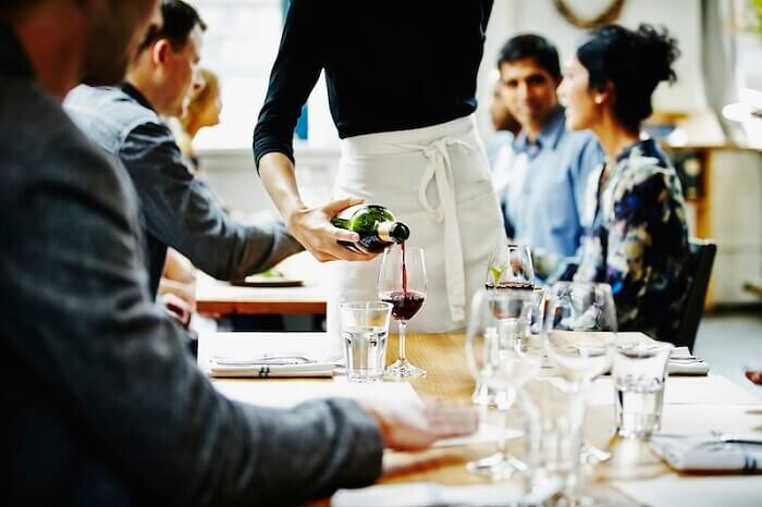 Phục vụ đồ uống và món ăn