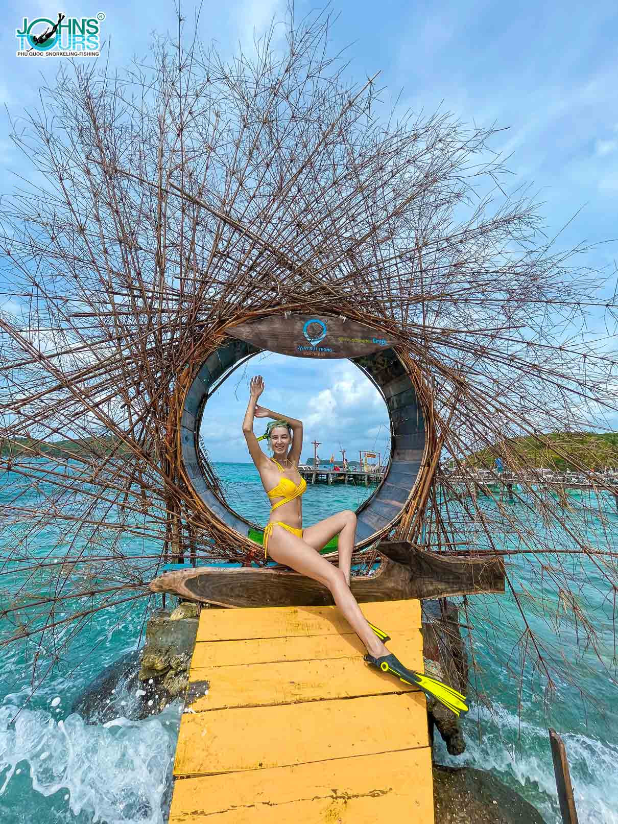 Pose tại vòng tròn mặt trời