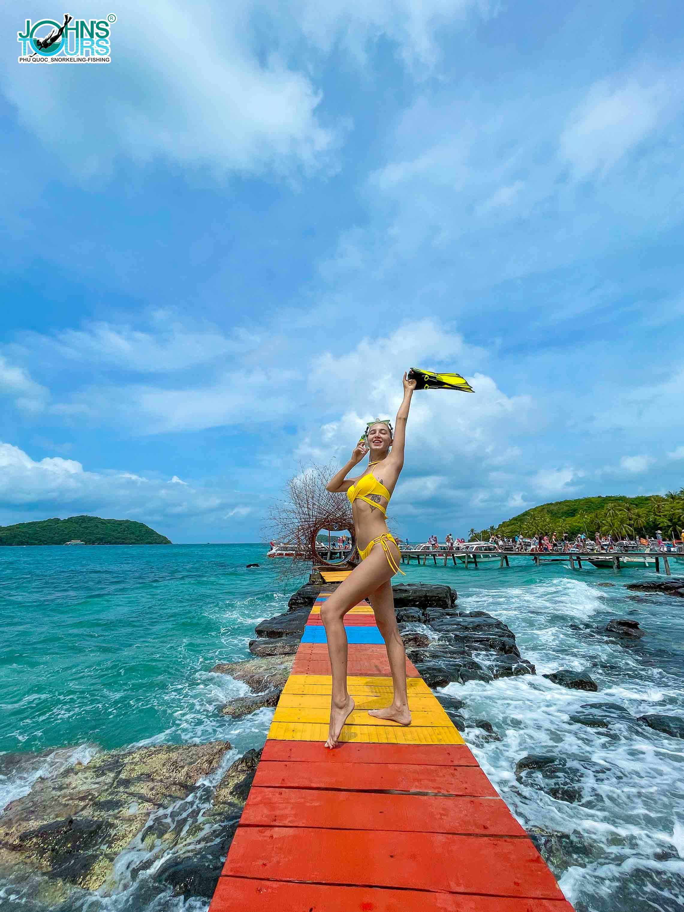 Pose trên cầu cầu vồng