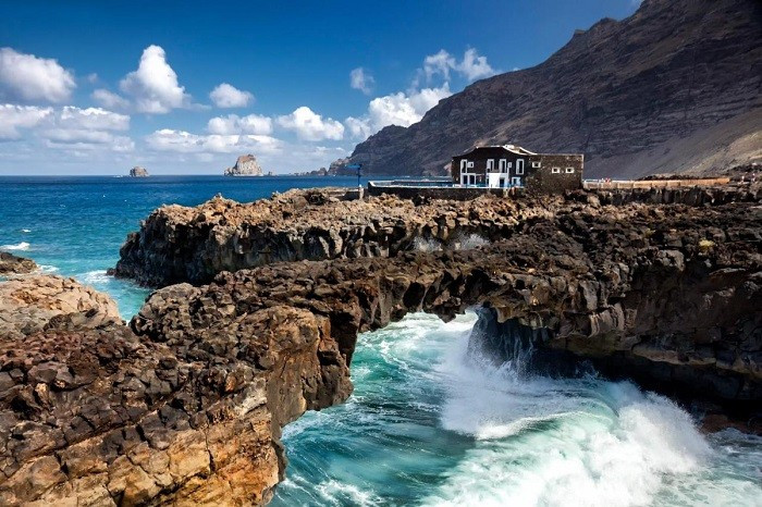 Punta Grande (Tây Ban Nha) là khách sạn được xây dựng trên vực đá núi lửa rắn chắc nhô ra biển.