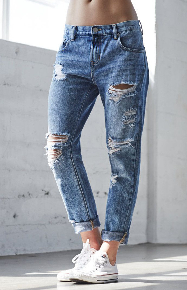 Quần jeans rách là item phổ biến trong giới trẻ hiện đại