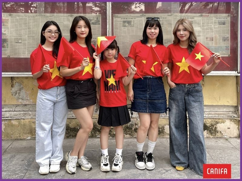 Quần jeans với áo cờ đỏ sao vàng