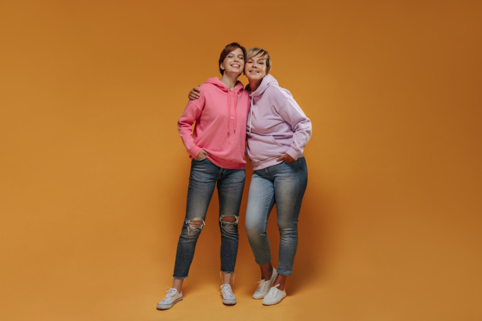 Quần skinny với áo hoodies