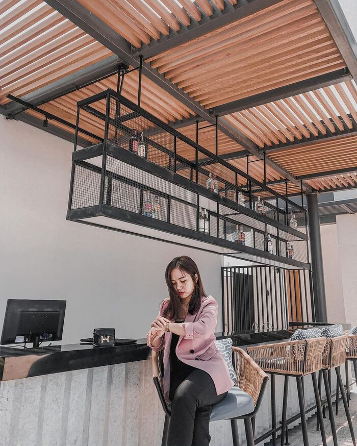 Quầy bar sang trọng bên hồ bơi