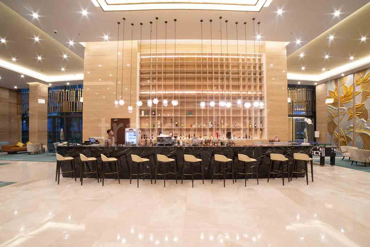 Quầy bar sang trọng tại Radisson Blu Phú Quốc.