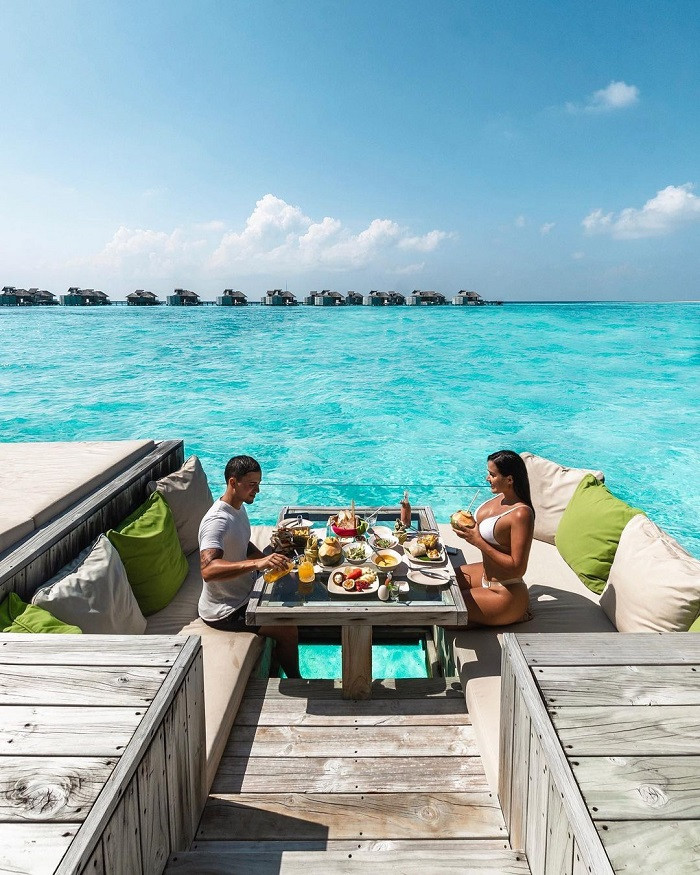 Quầy bar view biển tại Six Senses Laamu