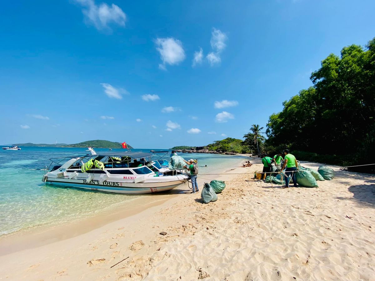 Rác được thu gom tại bãi biển