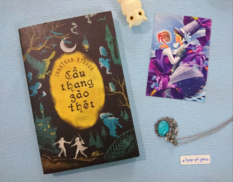 Review sách Cầu thang gào thét – Jonathan Stroud