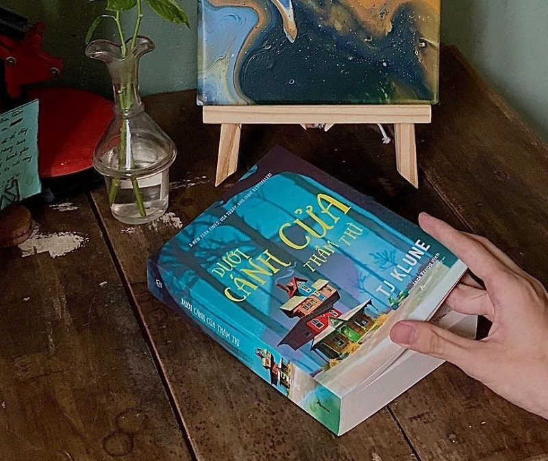 Review sách Dưới cánh cửa thầm thì của Đức Bình