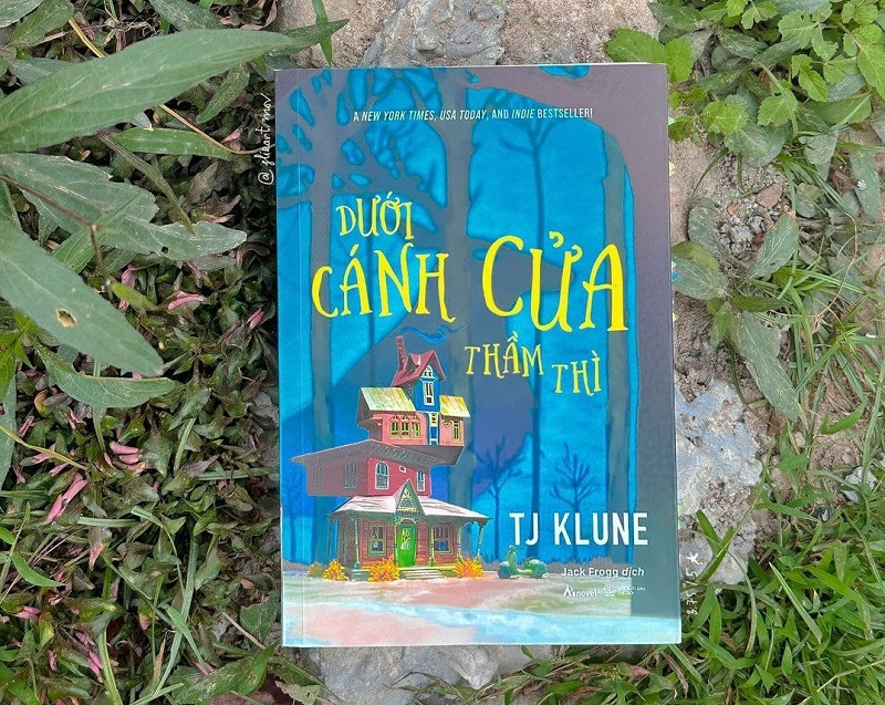 Review sách Dưới cánh cửa thầm thì của Mai Trịnh