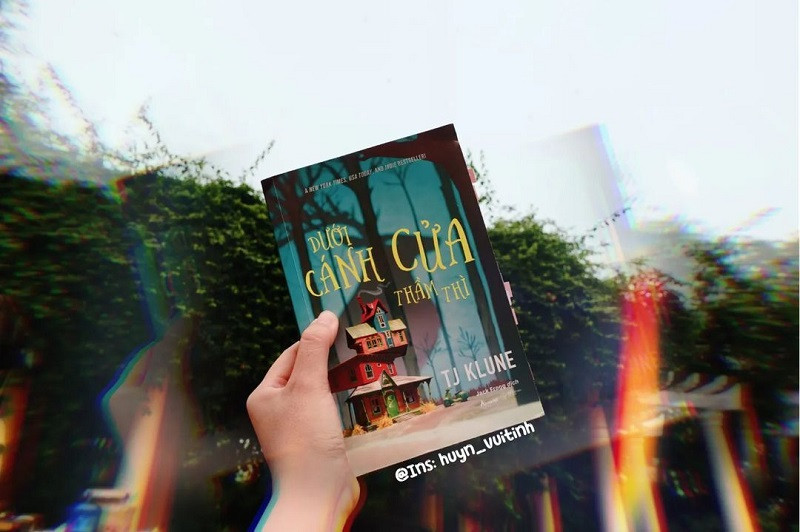 Review sách Dưới cánh cửa thầm thì – TJ Klune