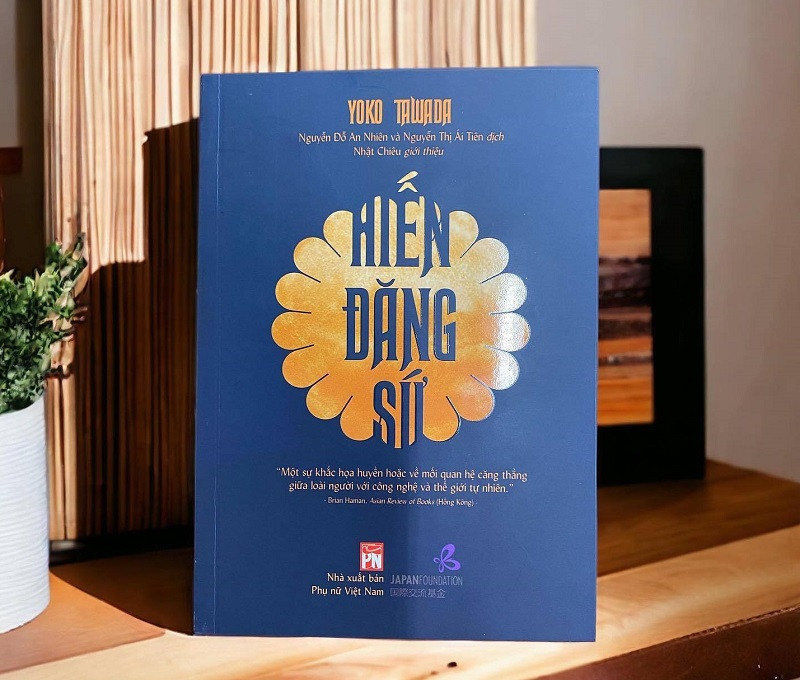 Review sách Hiến Đăng Sứ – Yoko Yawada