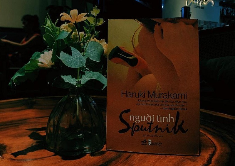 Review sách Người tình Sputnik của Chinh Hoàng