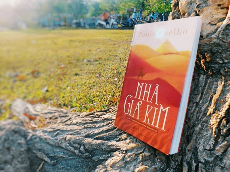 Review sách Nhà giả kim của Trâm Bùi