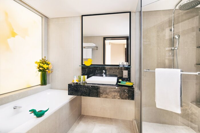 Royal Plaza on Scotts Singapore – Phòng tắm hiện đại và tiện nghi