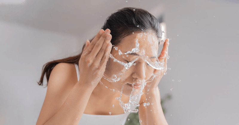 Rửa mặt đúng cách có vai trò quan trọng để duy trì độ ẩm.