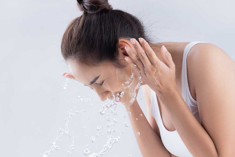 Rửa mặt đúng cách để da mặt không bị khô ráp, mất nước