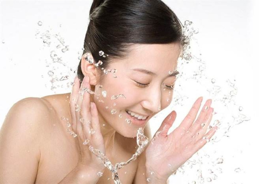 Rửa mặt đúng cách sau khi trị sẹo rỗ
