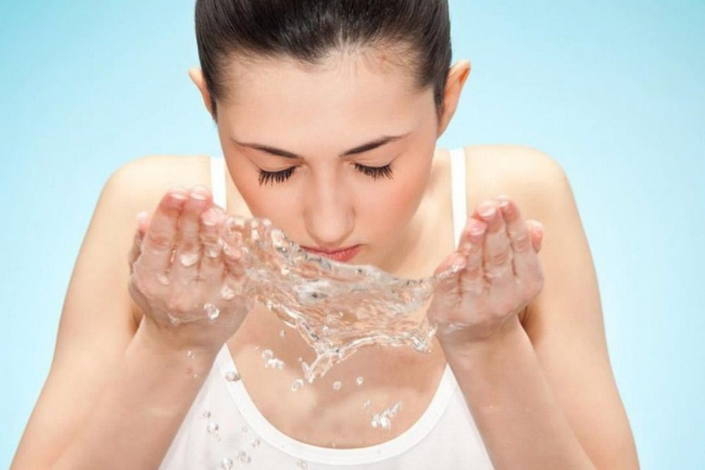 Rửa mặt hàng ngày với nước rau má giúp cung cấp các dưỡng chất cho da