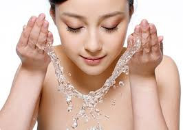 Rửa mặt với nước