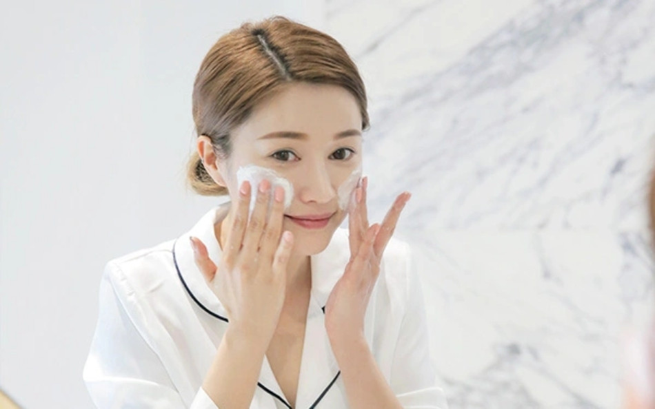 Rửa mặt với sữa rửa mặt