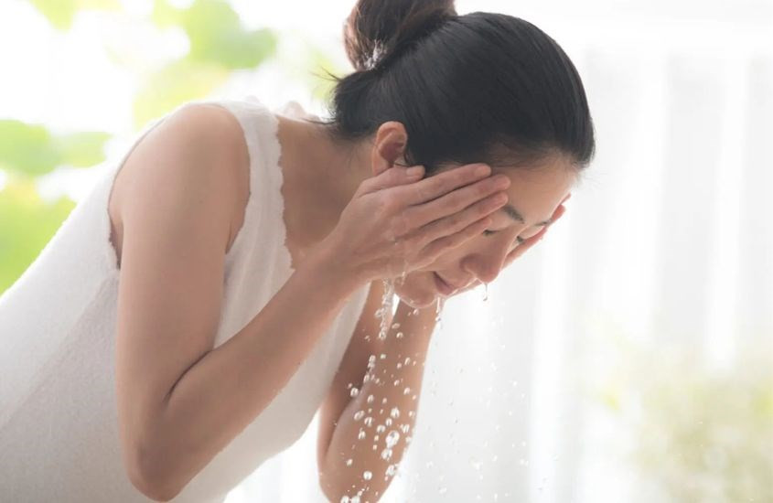 Rửa sạch vùng da bị dị ứng