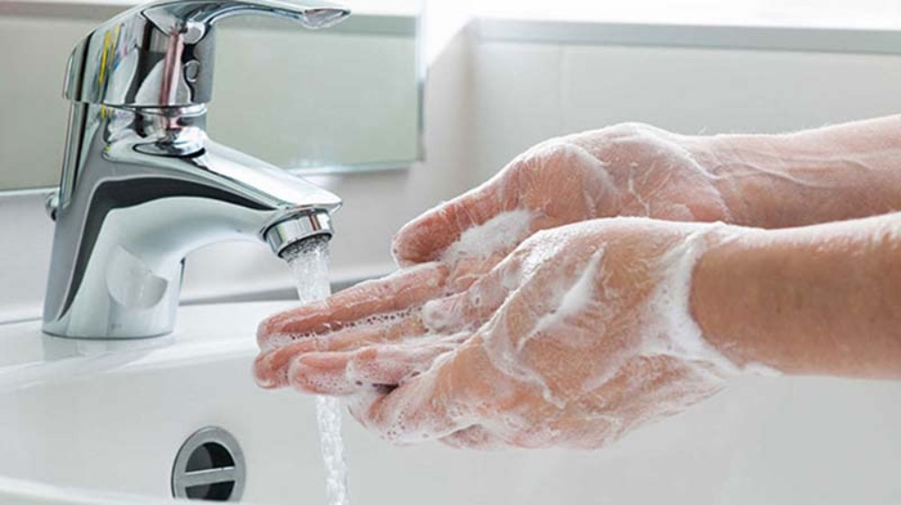 Rửa tay sạch trước khi bắt đầu quy trình dưỡng da