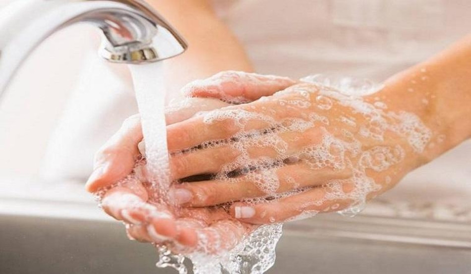 Rửa tay sạch với xà phòng