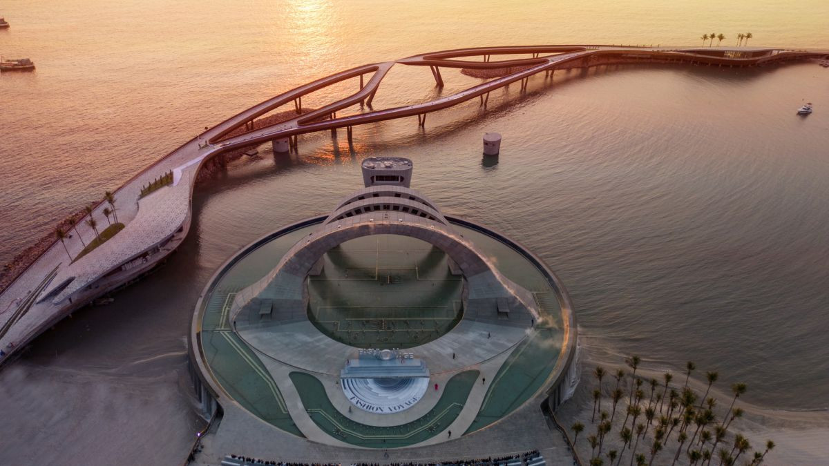Sân khấu khổng lồ bên cạnh Kiss Bridge