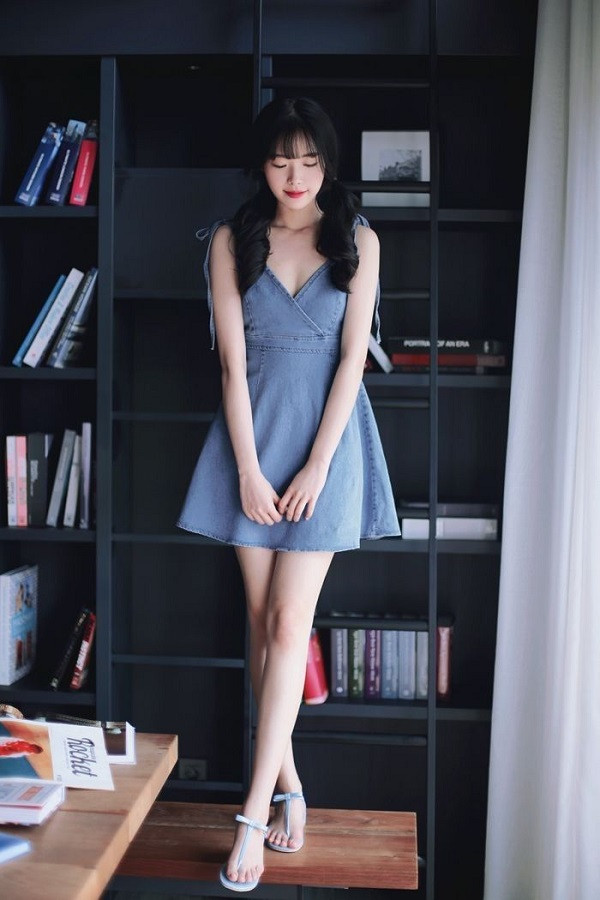 Sandal sợi mảnh mix váy chữ A ngắn giúp mang lại vẻ ngoại nhẹ nhàng, thanh thoát.