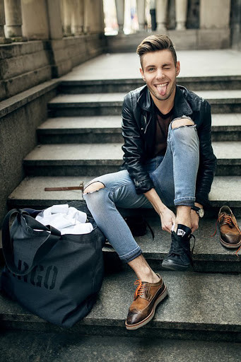 Sành điệu và bụi bặm với áo khoác da mix cùng quần jeans