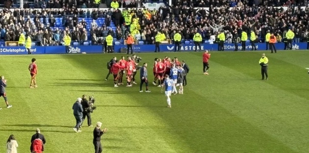 Seamus Coleman trao đổi với các cầu thủ MU