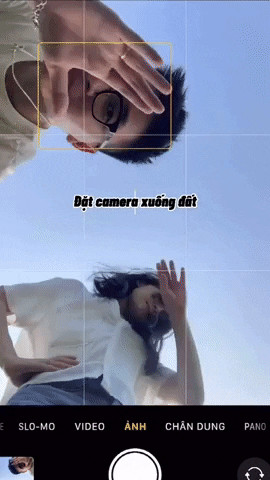 Selfie bằng cách đặt máy ảnh dưới nền đất