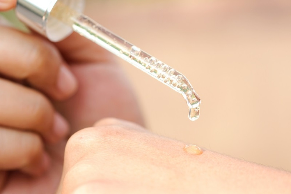Serum đặc trị có khả năng thẩm thấu sâu vào tế bào da.