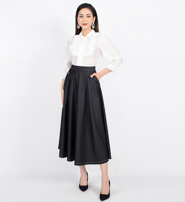 Set đồ công sở, thanh lịch với áo sơ mi trắng phối chân váy dáng dài xòe nhẹ