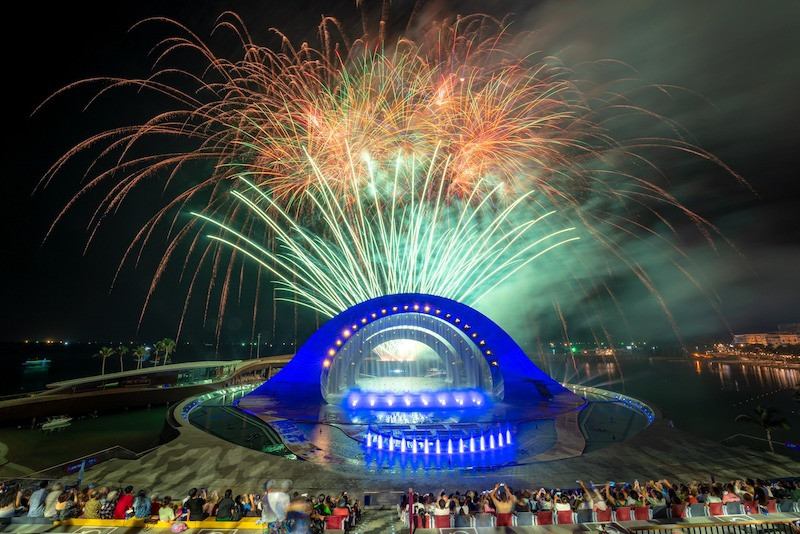 Show &quot;Nụ hôn của biển cả&quot; kết hợp cùng hiệu ứng pháo hoa