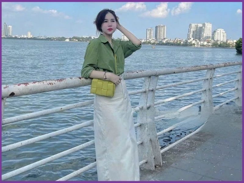 Sơ mi trắng với váy midi