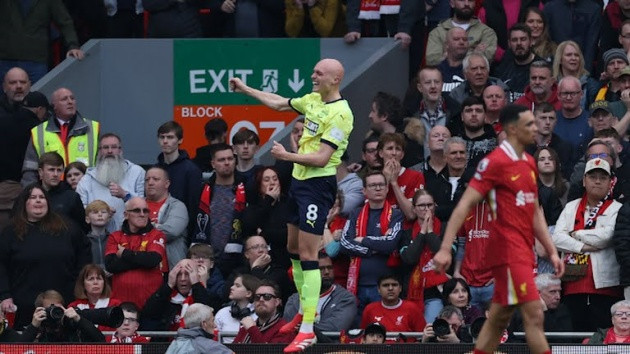 Liverpool 3-1 Southampton: Hai bộ mặt khác biệt; Trao chức vô địch ngay và luôn