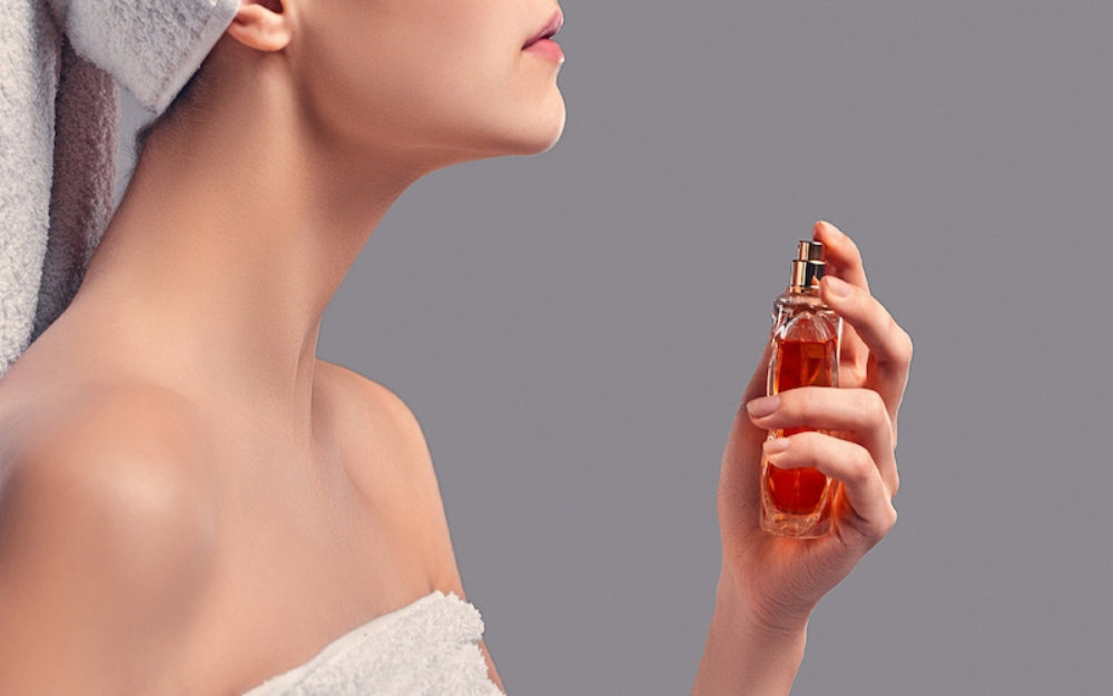 Sử dụng body mist hoặc nước hoa để giúp bạn để lại ấn tượng khó phai