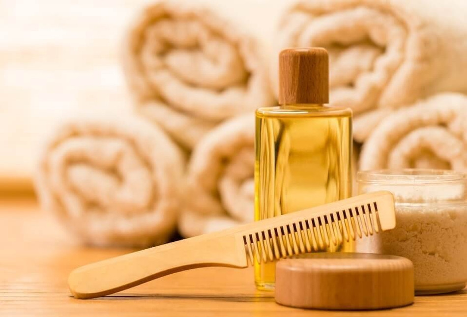 Sử dụng dầu dưỡng giữ nếp tóc