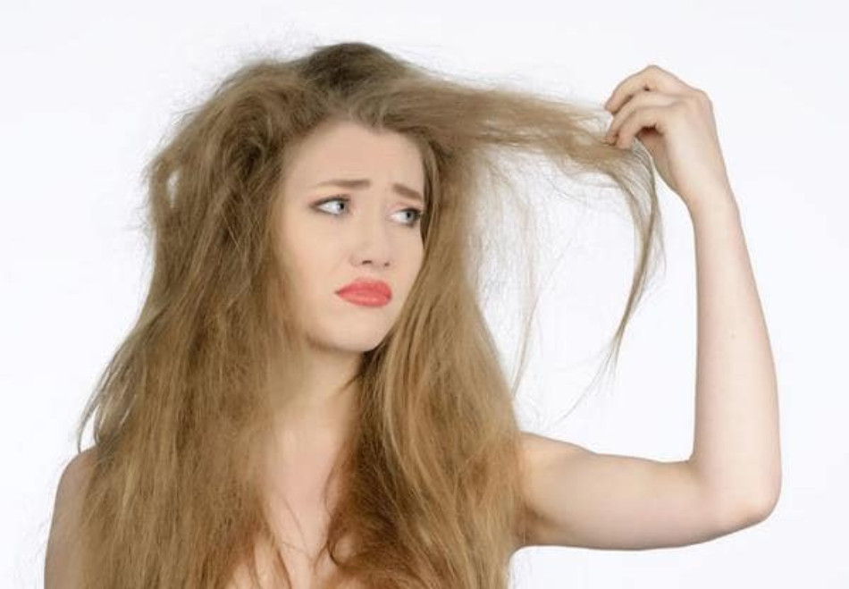 Sử dụng dầu gội chứa SLS khiến tóc khô xơ