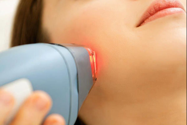 Sử dụng đèn năng lượng cao điều trị mụn thịt