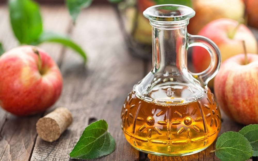Sử dụng giấm táo pha với nước tắm để giúp giảm sưng tấy và đau rát