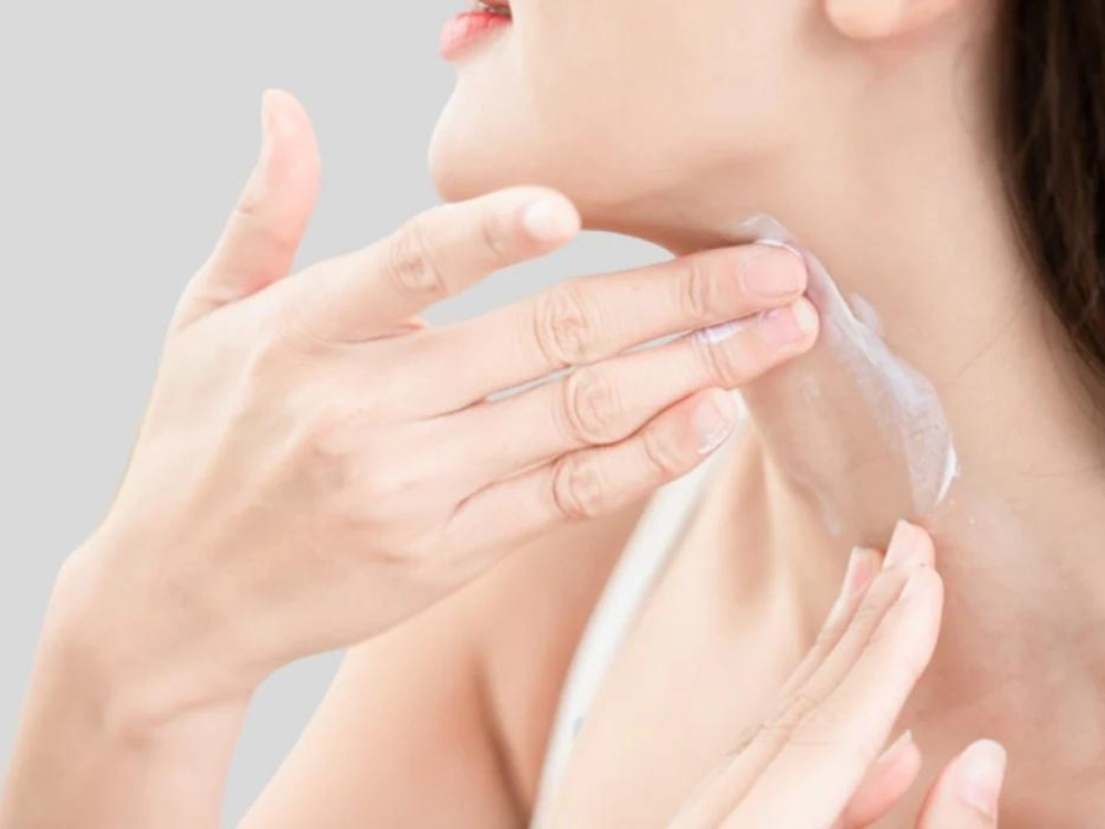 Sử dụng kem chống nắng cho vùng cổ và gáy