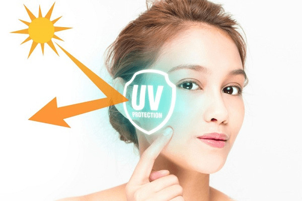 Sử dụng kem chống nắng để ngăn ngừa những tác động gây hại từ tia UV và môi trường