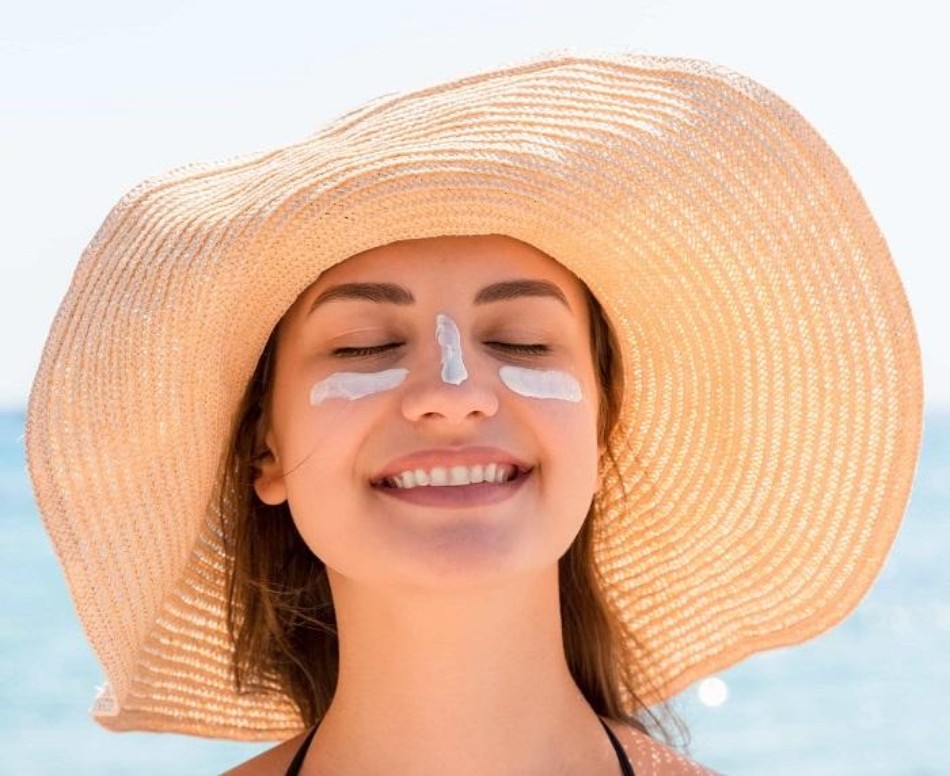 Sử dụng kem chống nắng giúp hạn chế tình trạng cháy nắng, bỏng nắng