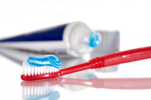 Sử dụng kem đánh răng để làm sạch giày trắng là một phương pháp hiệu quả