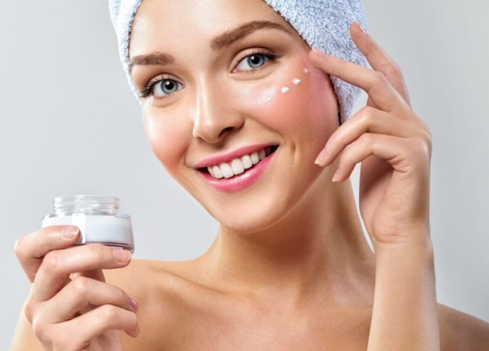 Sử dụng kem dưỡng ẩm để tránh da bị khô và bong tróc khi làm trắng da bằng chanh